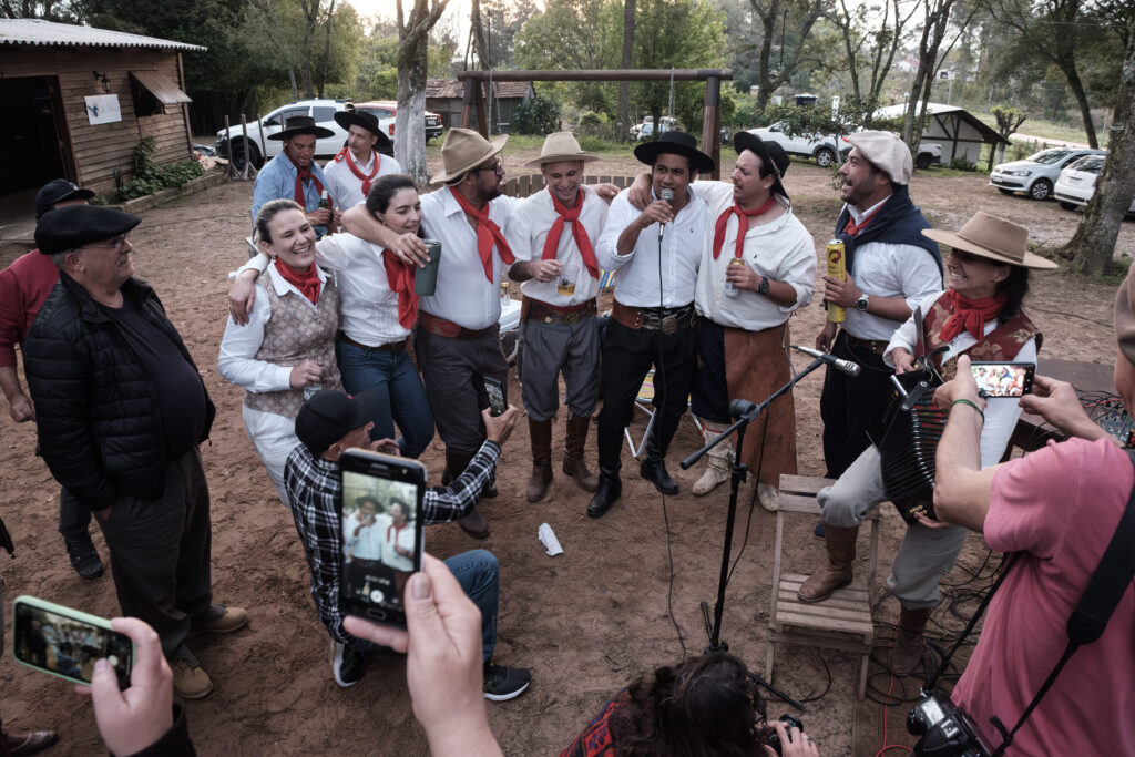 Acampamentos Farroupilhas com barracas e fogueiras