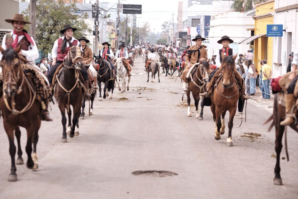 Desfile de cavaleiros no 20 de setembro