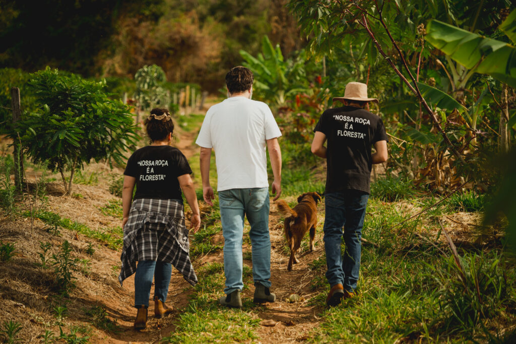 Trabalhador rural de botina Botineiros em meio ao cultivo