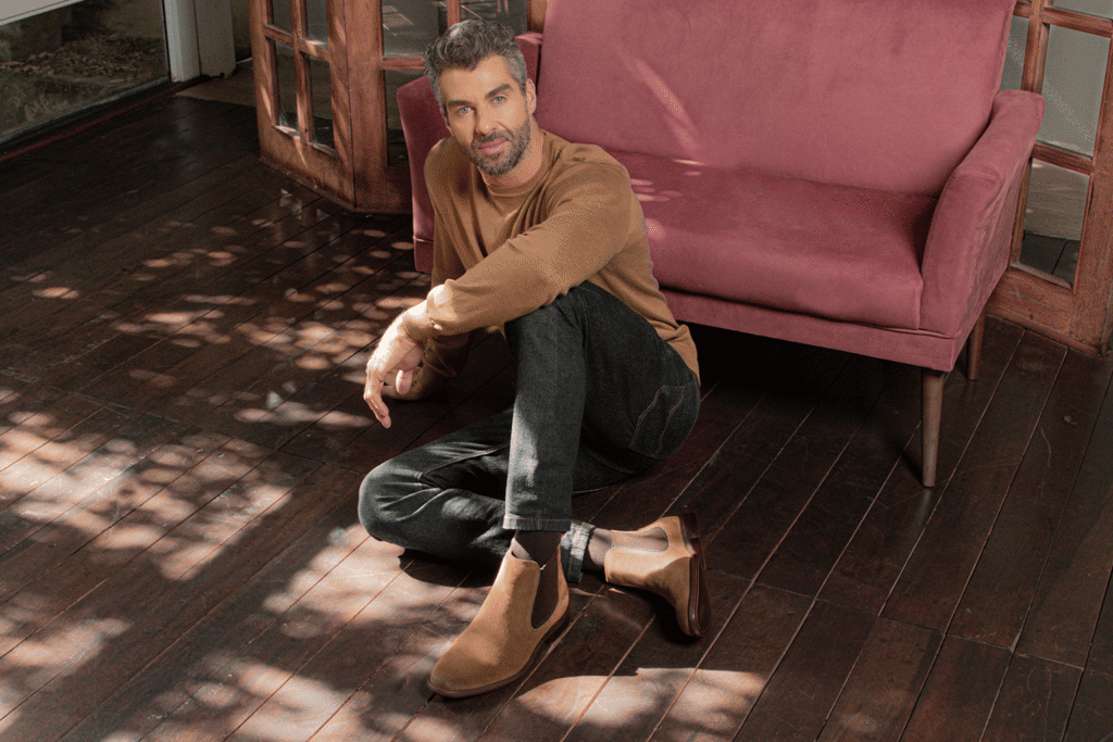 Homem com bota em couro camurça