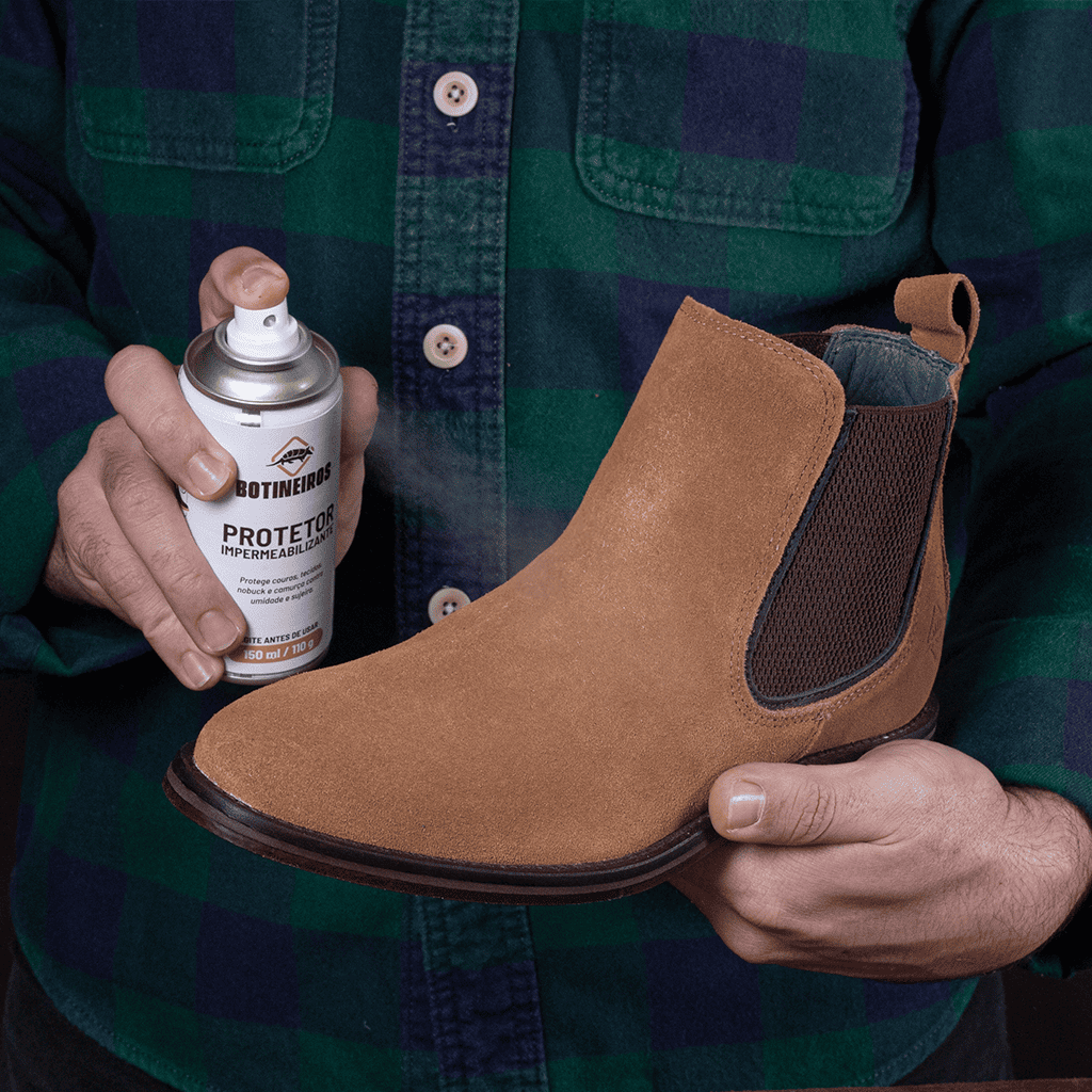 Bota em couro sendo impermeabilizada