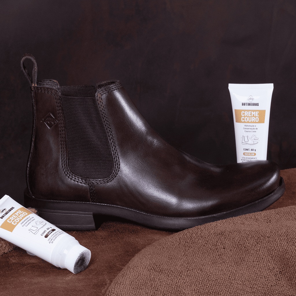 Bota em couro hidratada com creme Botineiros