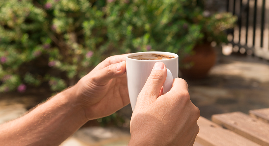 Xícara de café da Alta Mogiana sendo apreciada