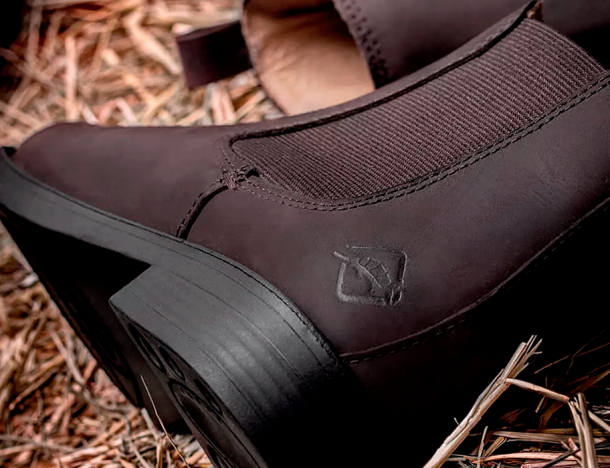 Botina com Costura Aparente: É Só Estética ou Tem Função?