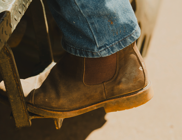 Botina laceia ou encolhe? Como o couro reage ao uso