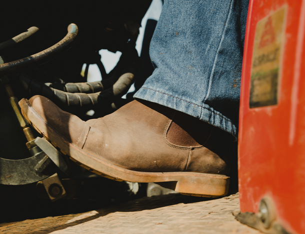 Botina para quem dirige muito: o que avaliar no solado e no bico