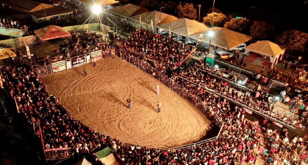 Arena de rodeio durante evento à noite